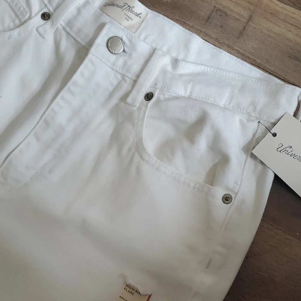 NWT Universal Thread Size 10 White Flare Jeans - Picture 5 of 7